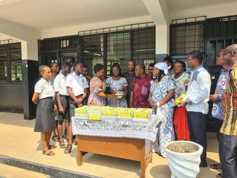 YEIHENUMO KPEE DONATE GA BOOKS TO ACCRA HIGH SCHOOL